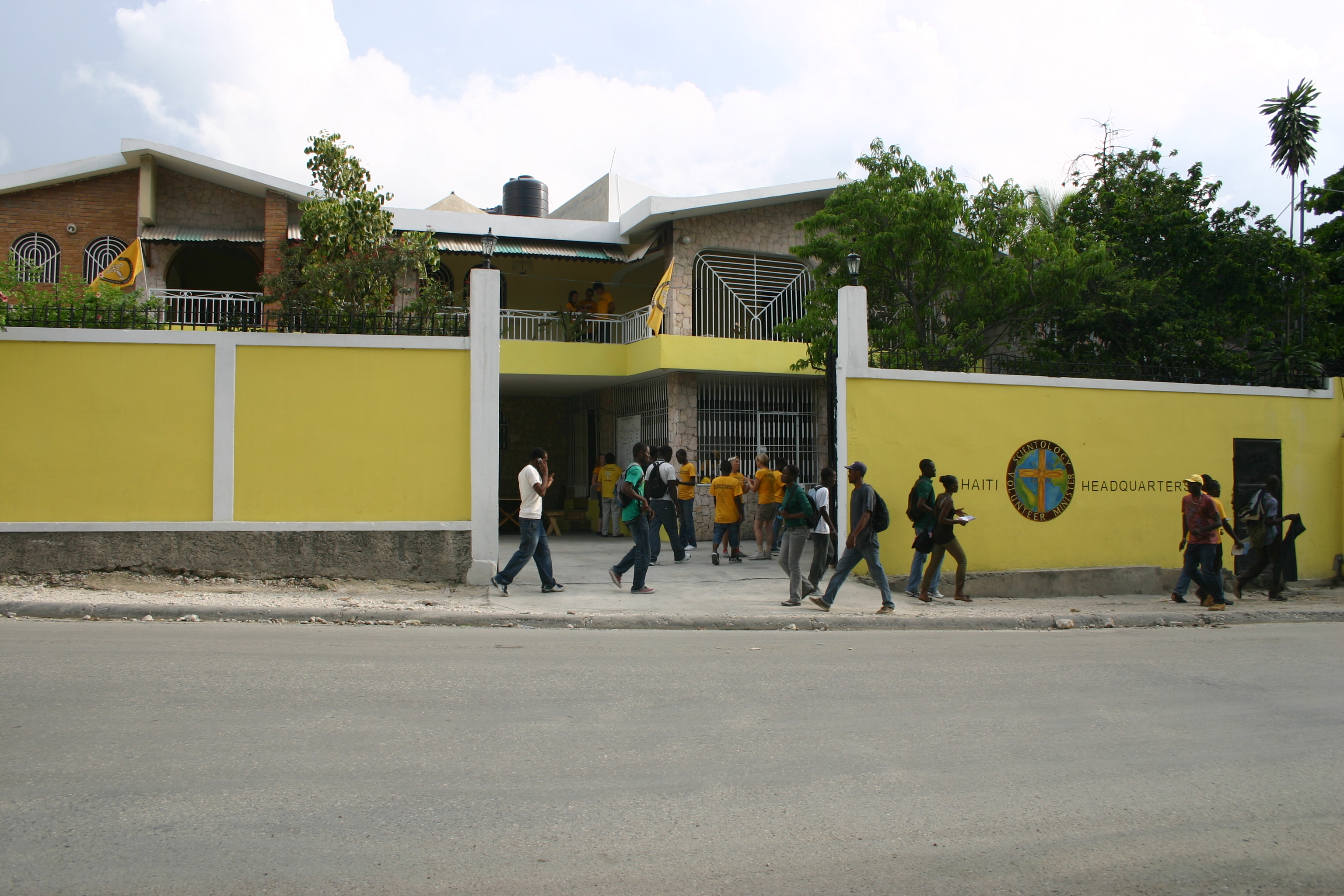 הבית בן שלוש הקומות של היועצים הרוחניים המתנדבים בהאיטי מאפשר אספקה בטוחה ויעילה של עזרה לאוכלוסייה של האיטי.