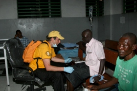 דיוויד עובד בבית-החולים המרכזי בפורט-או-פרינס, בהאיטי