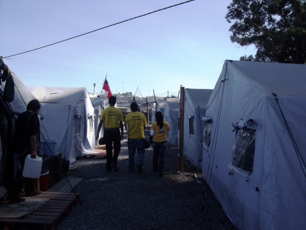 מחנה פליטים בעיר הנמל של טלקהואנו, מחוז קונספשיון, אפריל 2010.