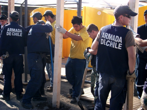 סיוע לארמדה של צ'ילה (חיל הים) בבנייה של מחסות קבע, מאי 2010.