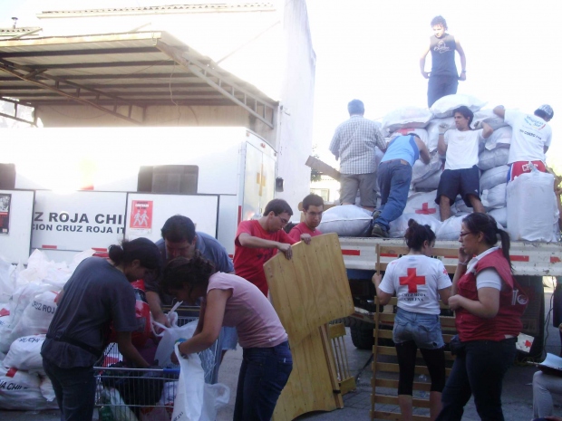 עזרה בהעמסת אספקה, מרץ 2010.